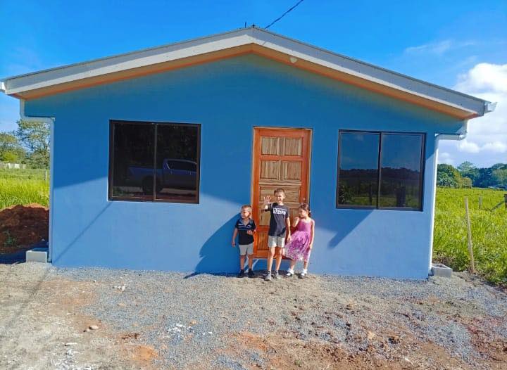 Familia nueva casa